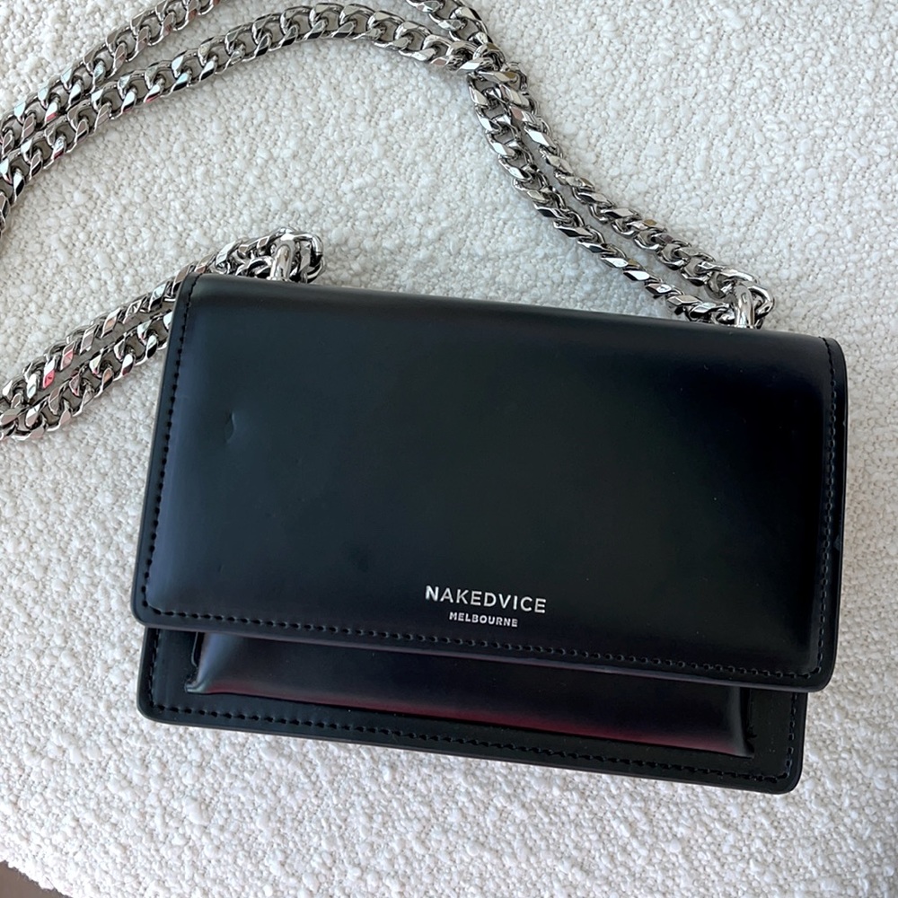 Crossbody w/ silver chains ⛓